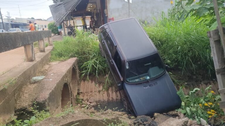 Veja o momento em que um carro vai parar dentro de córrego após motorista perder o controle da direção do veículo em Itaituba  PA 