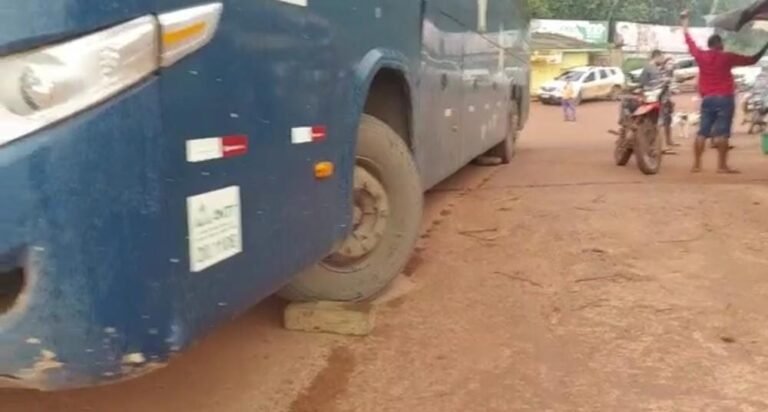 Ônibus perde freio e quase vai parar dentro do Rio no Distrito de Miritituba em Itaituba PA