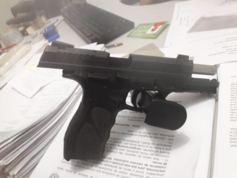 Homem efetua disparo de arma de fogo contra policiais, o tiro chegou a furar a calça de um aluno do CFP Castro em Itaituba PA