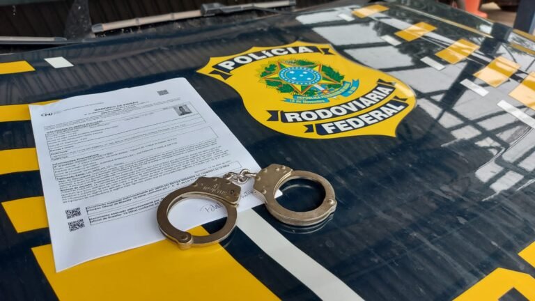 PRF prende homem com mandado de prisão em aberto durante fiscalização à ônibus na BR 163
