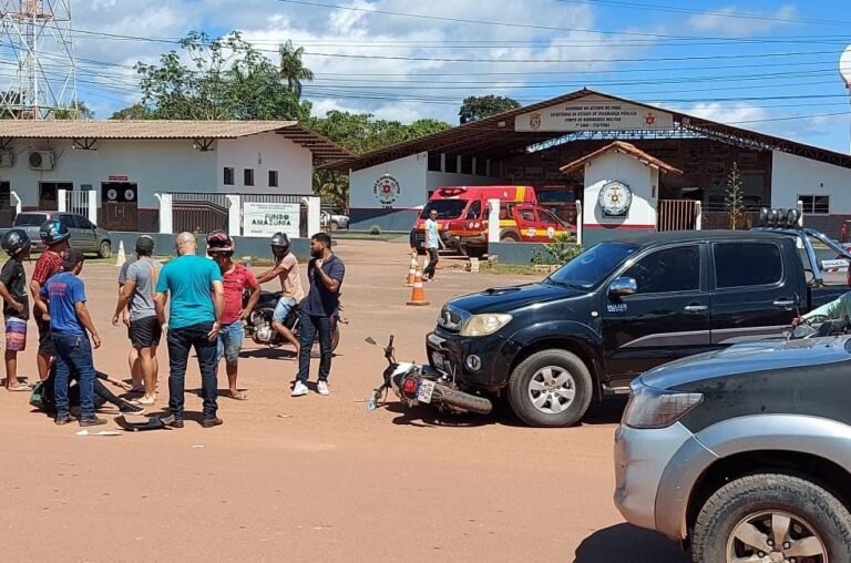 Motocicleta vai parar embaixo de carro após colidirem em Itaituba PA
