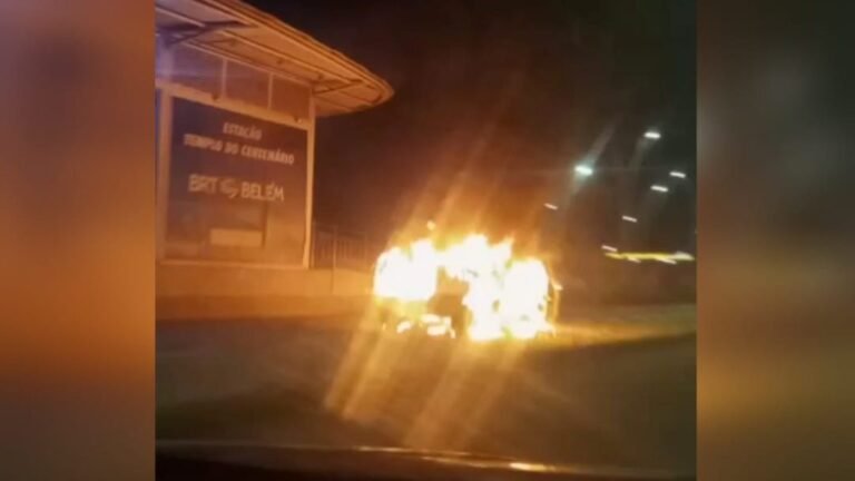 Revoltados com a morte de mototaxista, moradores colocam fogo em carro