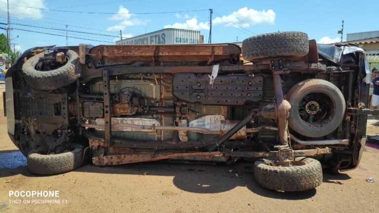 Veja o vídeo: Caminhonete avança preferencial atinge outros carros e capota várias vezes em Itaituba PA