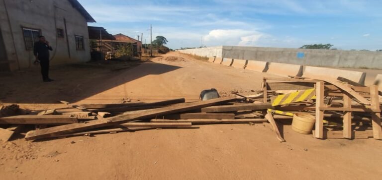 Por causa de poeira, moradores interditam rua em Itaituba PA