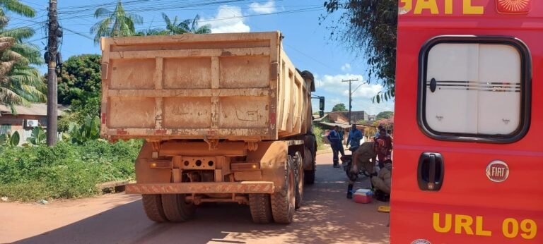 Motociclista  avança preferencial e colide em caçamba em Itaituba PA