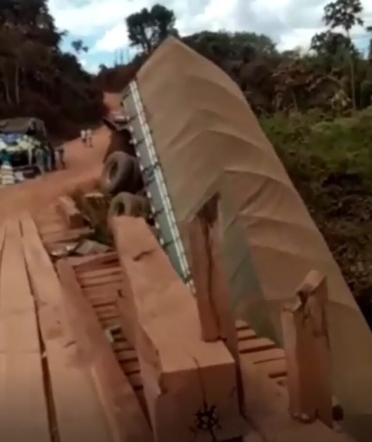 Motorista perde controle do carreta e cai em ponte entre Placas e Rurópolis 