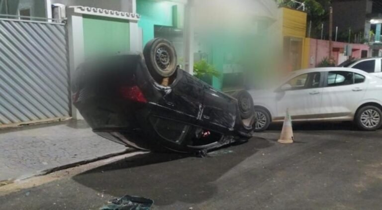 Carro atinge veículo estacionado e capota em Altamira