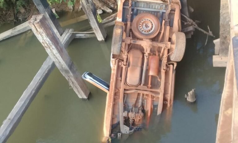 Caminhonete cai de ponte na Rodovia transamazônica, entre Itaituba e Jacareacanga
