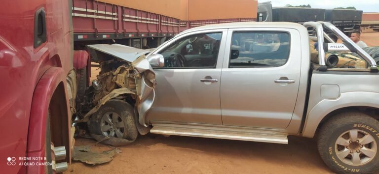 Carreta invade preferencial e motorista de caminhonete colide na lateral do veículo no Distrito de Miritituba em Itaituba PA