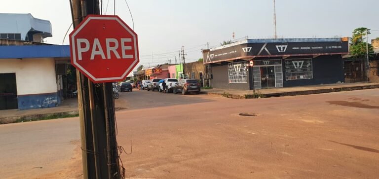 Vídeo: Caminhonete fica com frente completamente destruída após colidir em caminhão em Itaituba 