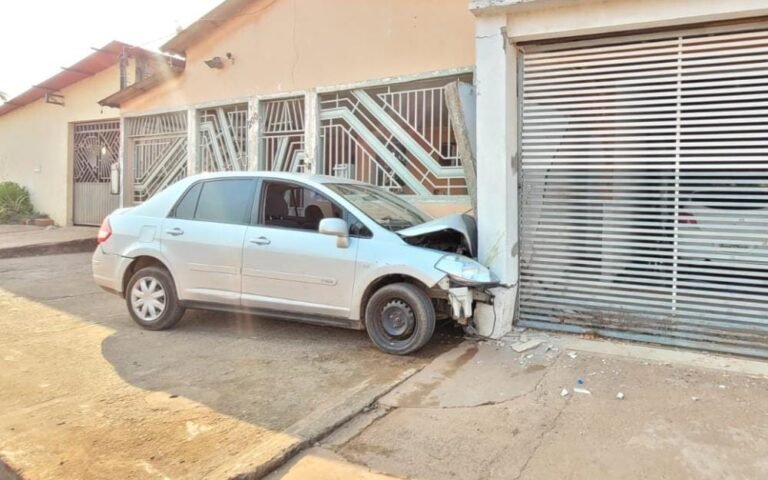 Carro colide contra frente de residência em Itaituba