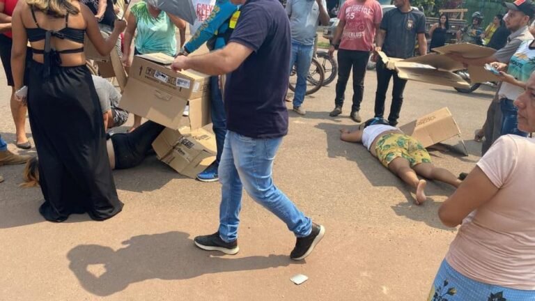 Vídeo flagra motorista avançando preferencial e atingindo motociclistas em Itaituba, no PA