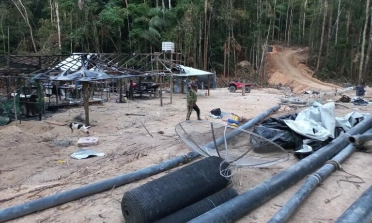 Vídeo: Trabalhadores ficam sem ter o que comer após alimentos serem queimados durante operação em garimpo de Itaituba