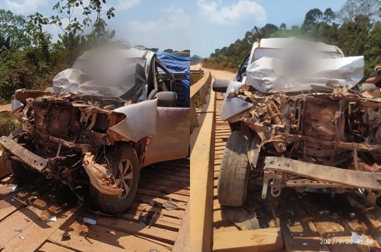 Caminhonete fica destruída ao colidir em traseira de caminhão na BR-230