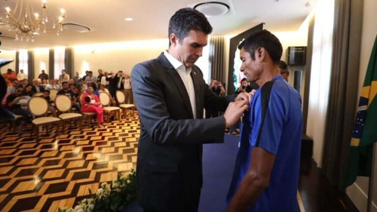 Governador Helder Barbalho condecora pescadores heróis que salvaram 50 vidas