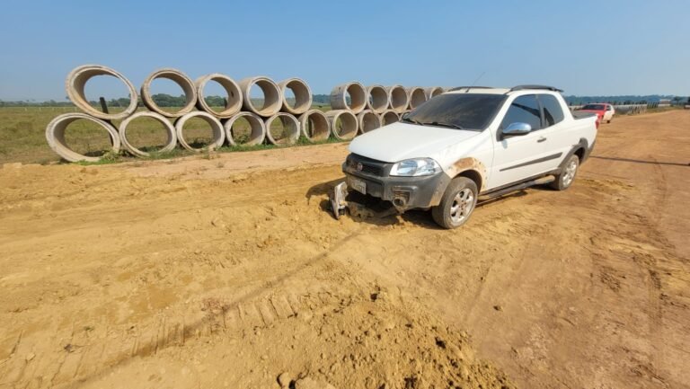 Veículo cai em buraco no Residencial Buriti em Itaituba, no PA