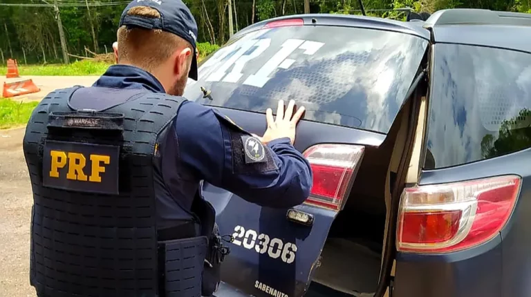 Mulher com mandado de prisão em aberto é detida durante fiscalização da PRF em ônibus na BR-163