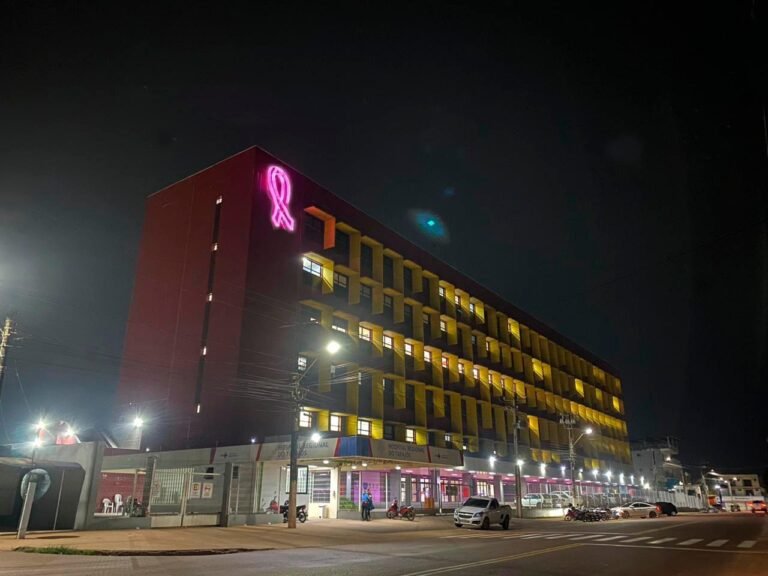 Hospital Regional do Tapajós ganha iluminação especial em alusão ao Outubro Rosa