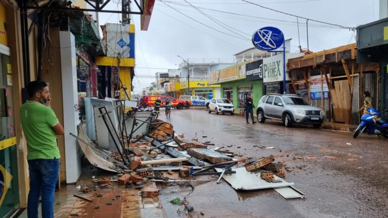 Fachada de loja cai durante chuva no Bairro Bela Vista em Itaituba, no PA