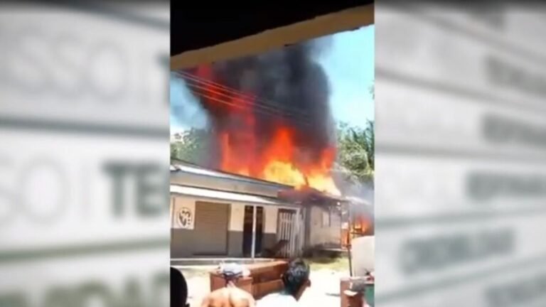 Casa é consumida pelo fogo