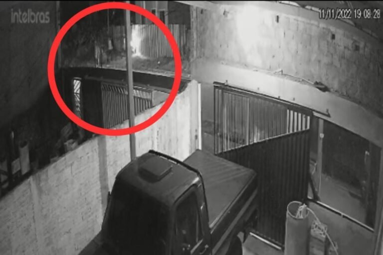 Vídeo: Mulher tem moto tomada em assalto por bandidos em frente à residência