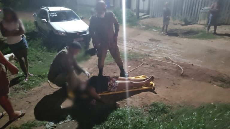 Mulher é resgatada após atear fogo em residência e fica pendurada em corda