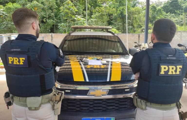 Homem com mandado de prisão e posse de drogas é preso