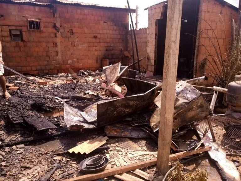 Vídeo: Duas casas são consumidas pelo fogo em Uruará, no PA