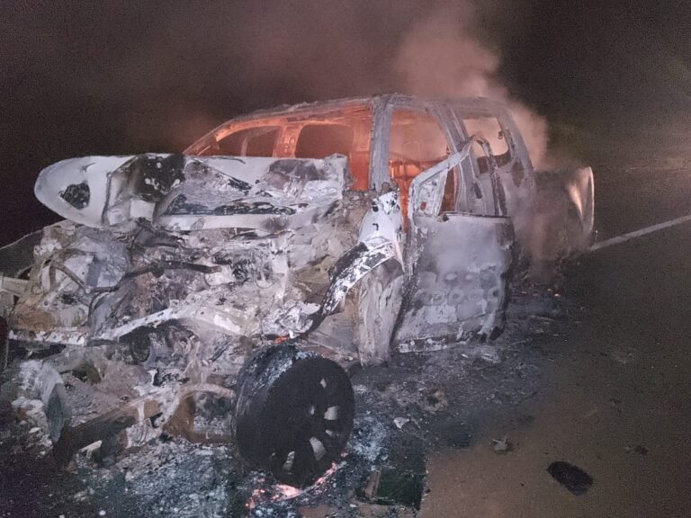 Vídeo: Caminhonete pega fogo após motorista bater na traseira de uma carreta na BR 163