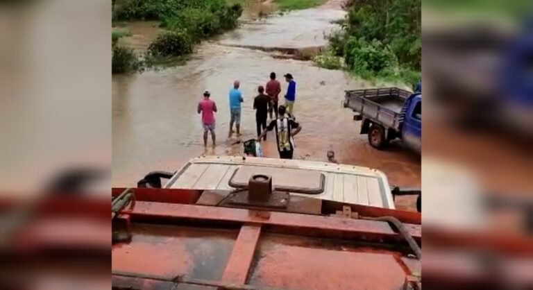 Vídeo: Trecho da estrada sentido lixão municipal se rompe após forte chuva em Itaituba, no PA