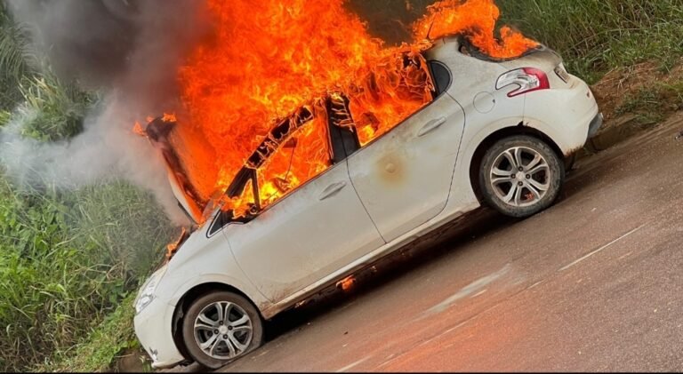 Indígenas ateam fogo em veículo em Jacareacanga, no PA