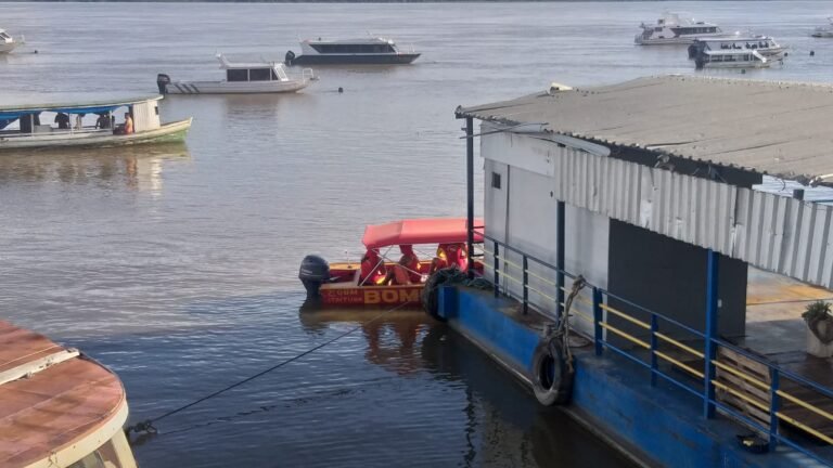 Homem cai de flutuante e desaparece no rio Tapajós em Itaituba, no PA