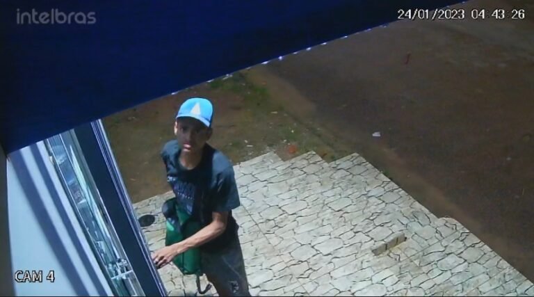 Vídeo: Bandido arromba e furta dinheiro de farmácia em Itaituba, no PA