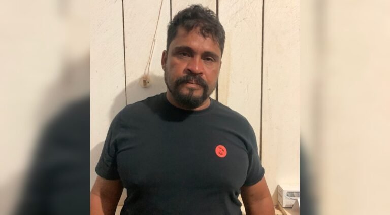 Homem foragido da justiça se entrega à polícia no Distrito de Divinópolis, no PA