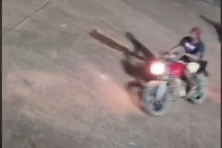 Vídeo: Condutor tem moto retida em fiscalização e foge em Itaituba, no PA