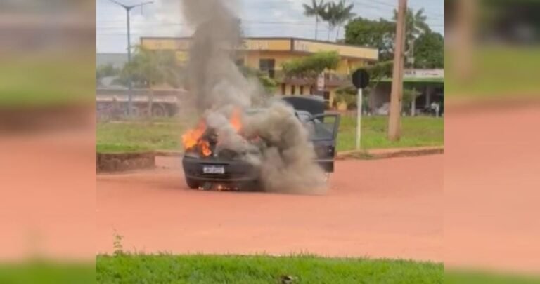 Carro pega fogo em via pública e assusta moradores em Rurópolis, no PA