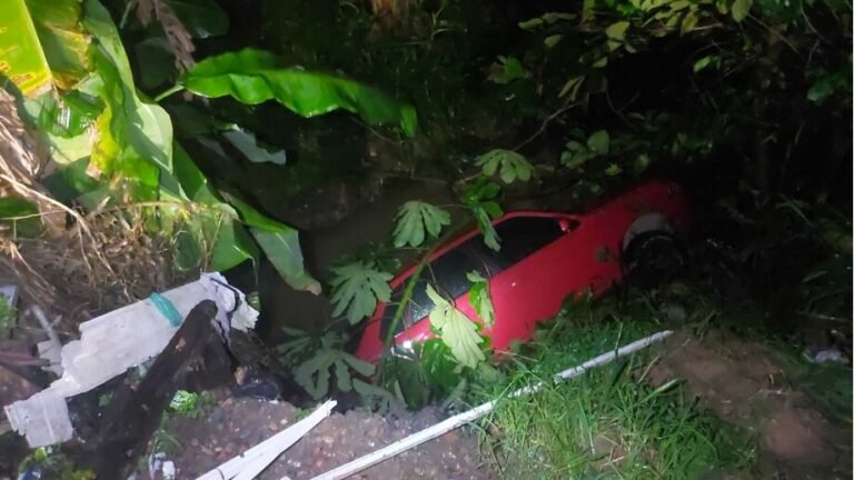 Condutor esquece de puxar o freio de mão e carro vai parar dentro de vala, em Itaituba