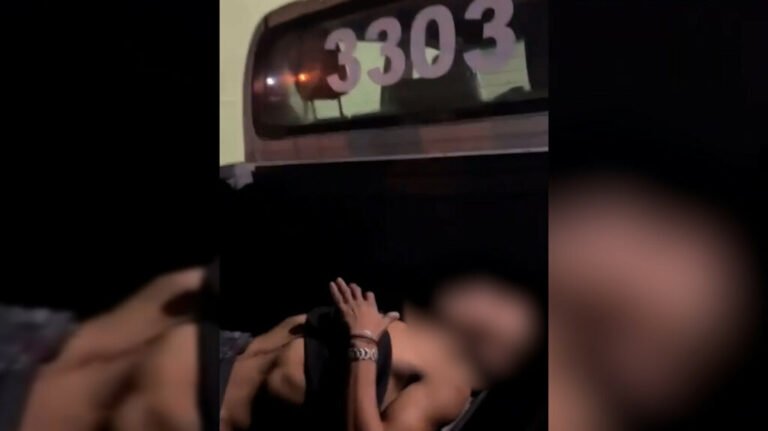 Vídeo: Folião bêbado ‘tira soneca’ na viatura da PM em Vigia