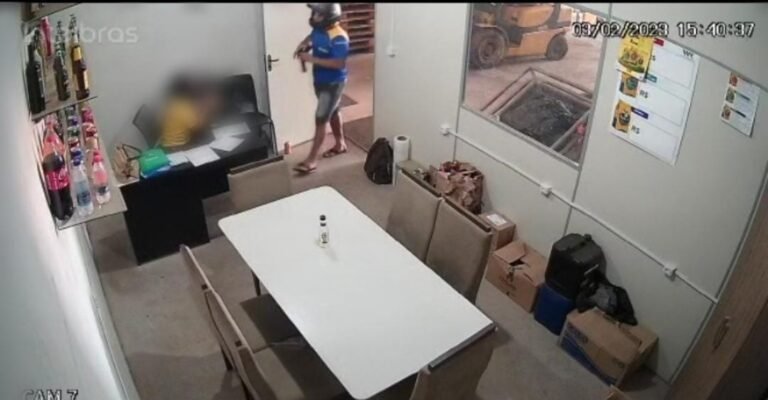 Vídeo: Assaltante invade distribuidora de bebidas no bairro Jardim das Araras em Itaituba, no PA