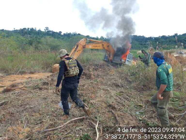 Duas máquinas são queimadas pela Polícia Federal