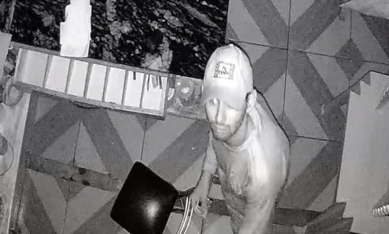Câmera flagra homem durante furto a boteco, em Itaituba