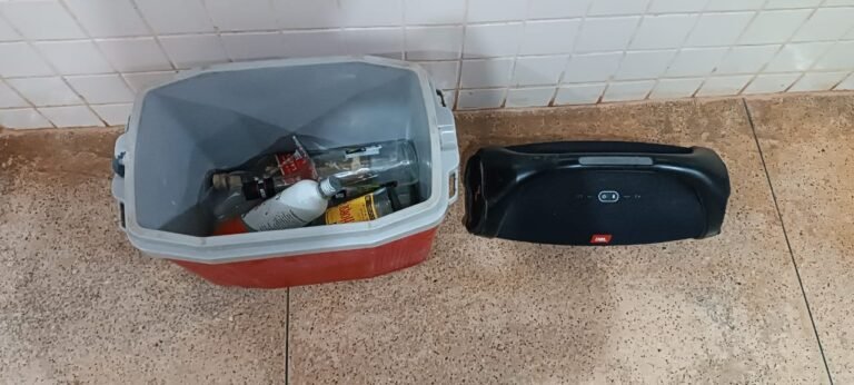 Casal é detido pela PM por poluição sonora, em Placas