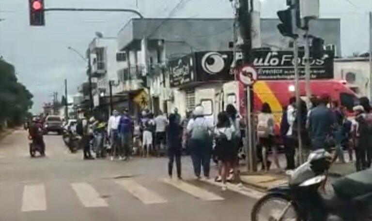 Vídeo: Motociclista avança preferencial e causa acidente no bairro Bom Remédio em Itaituba, no PA