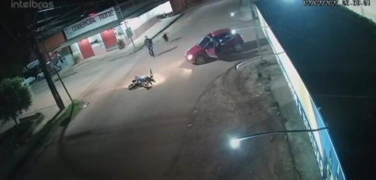 Vídeo: Piloto e passageiro caem de moto após colisão em veículo no bairro Piracanã em Itaituba, no PA