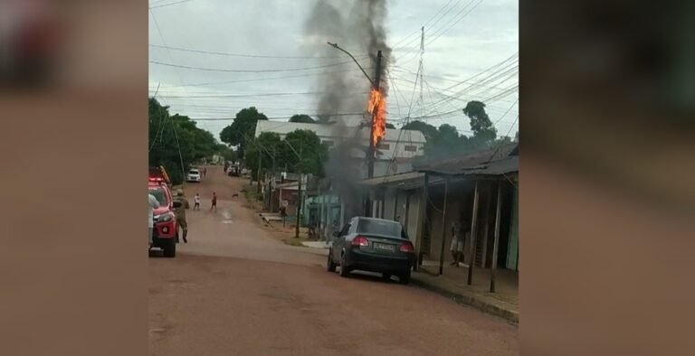 Poste de energia pega fogo e assusta moradores, em Itaituba