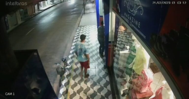 Dupla de ladrões arrobam porta de loja, em Itaituba
