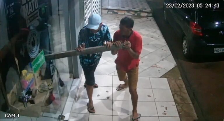 Dupla arromba porta de loja de confecções, em Itaituba