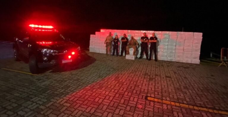 PF prende três e apreende barco com cigarro clandestino