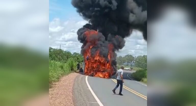 Vídeo: Motociclista morre e 16 pessoas ficam feridas em acidente com ônibus; veículo pegou fogo após a batida