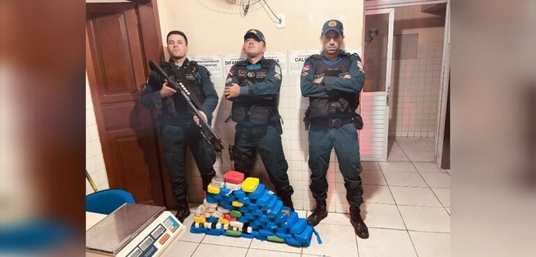 PM apreende mais de 64 kg de droga em lancha e troca tiros com bandidos, em Óbidos